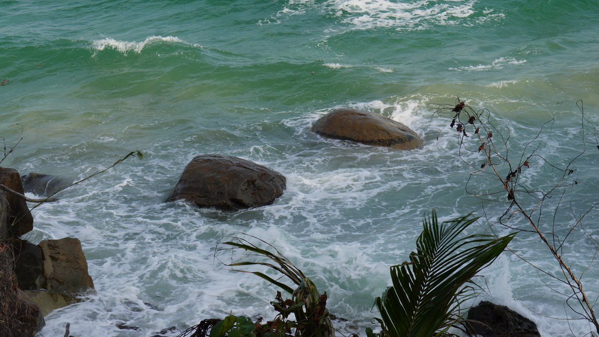 HToan18's tweet photo. 🌊 Có những con sóng không ngừng xô vào bờ, giống như những thử thách trong cuộc sống.

Chỉ cần không dừng bước, rồi sẽ có ngày mọi nỗ lực được đền đáp.

Chúc mọi người một ngày mới bình an và tràn đầy năng lượng. 💙 https://t.co/L8Y1t7ApC2
