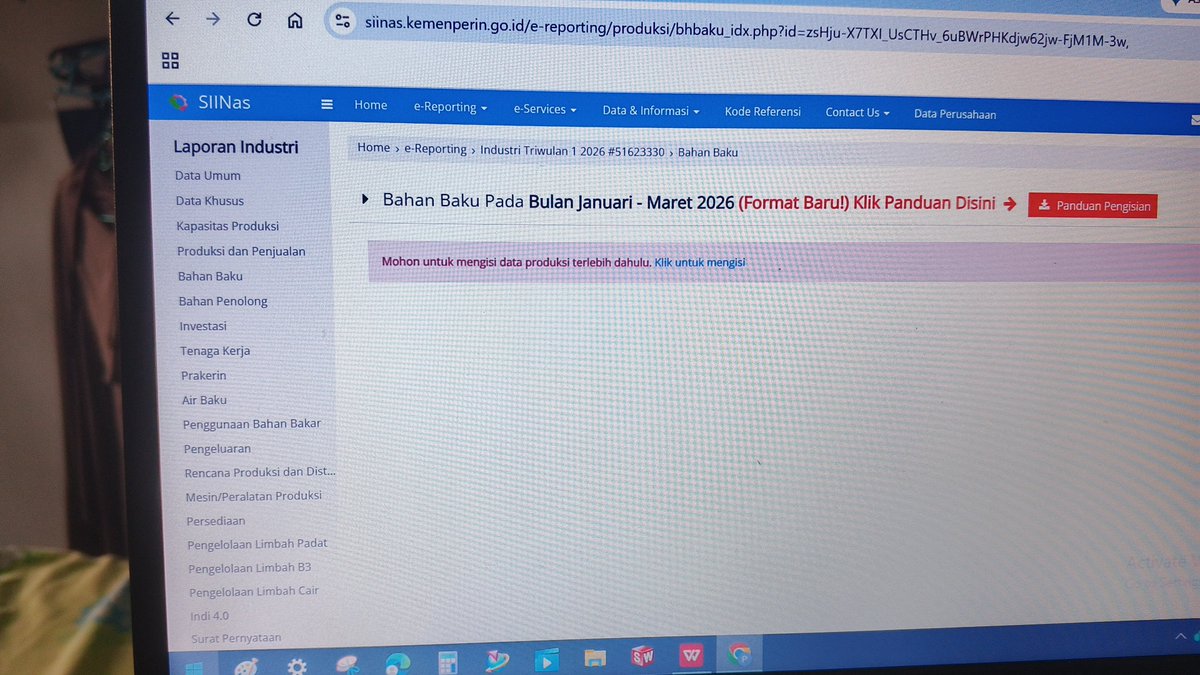 cndymrth's tweet photo. mau nangis banget udah berhari2 ngerjain input bahan baku ke #siinas pas mau udah selesai malah harus ulang dari awal karena siinas pake format baru, dikejar deadline karena seminggu lagi udah di kantor baru eh malah begini @KemenPerin kenapa sih mempersulit warga sipil? https://t.co/q0H7xLxmcs