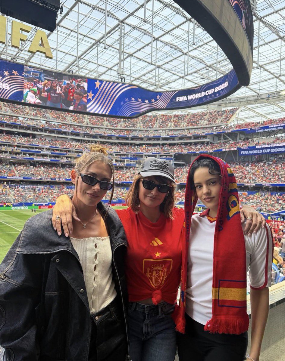MOTOMAMlTOUR's tweet photo. Rosalía, Alexia Putellas y Penelope Cruz juntas en el partido del mundial España vs Austria. https://t.co/ASaJNhmPFE
