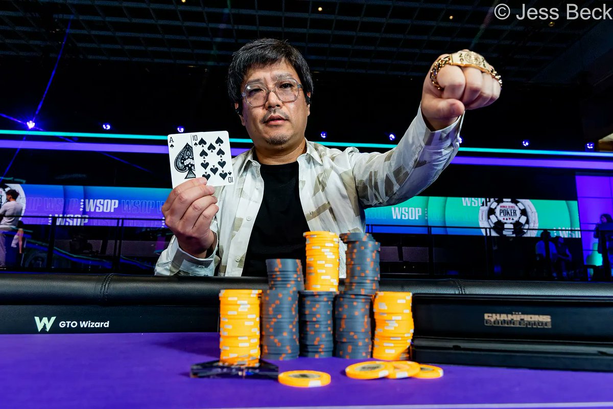 poker_ing's tweet photo. 【WSOP】#72　$1,000　Mini Main Event
メガフィールドに強い男。

ヨーロッパで度肝を抜き、アジアで更に上回り、そして今エントリー12,560の中から勝ち抜いた。

強く、厳しく、人には優しい。

Daisuke Ogitaさん（荻田大輔）さん優勝（$1,000,000）
日本12人目のWSOPチャンピオン、その名はジョー https://t.co/0yfClcf0t5