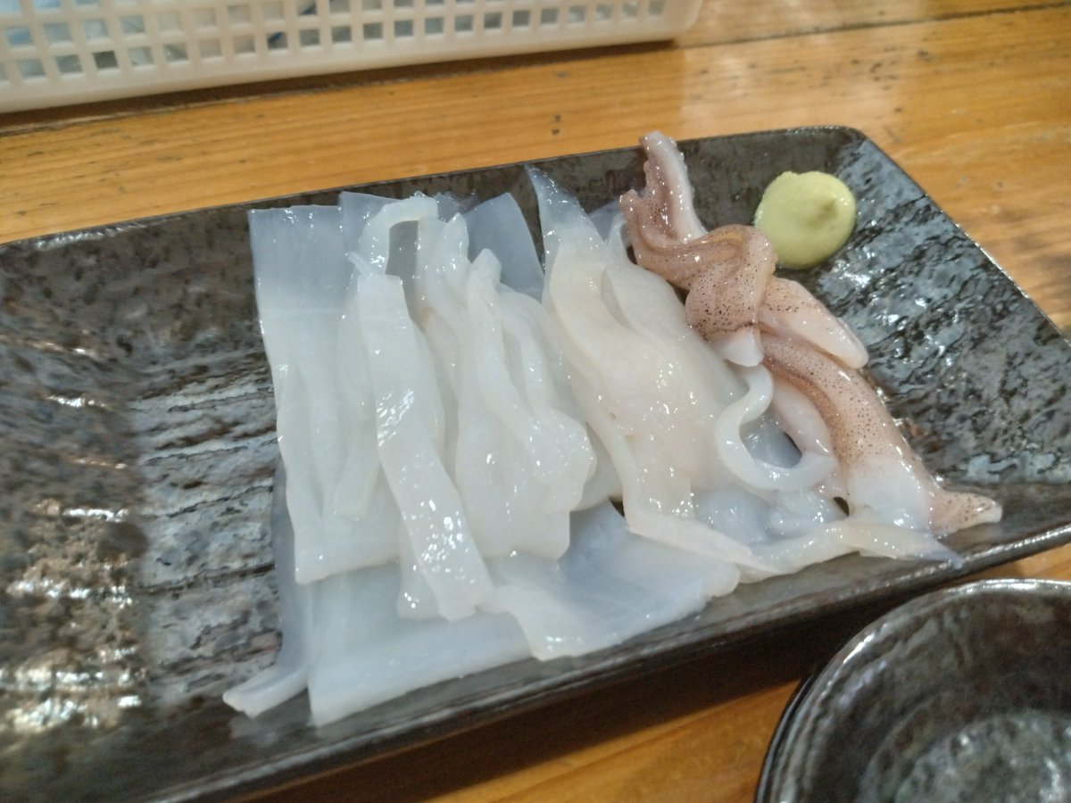 masa_dadada's tweet photo. 本八戸で前泊してからの
陸奥湊駅近くのみなと食堂さんへ。
ヒラメの漬け丼が名物。
ヒラメ＆まぐろ丼＆イカ刺しを注文。
早起きした甲斐がありました😋 https://t.co/h48TBndP2X