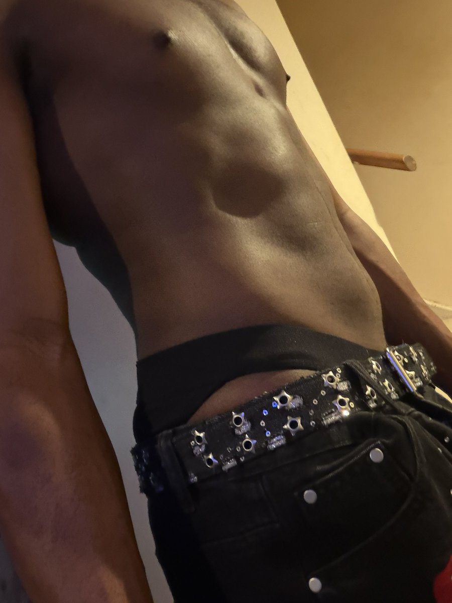 RNNYSFNTSYY's tweet photo. Smb come rip me out these jeans https://t.co/JbLbXf5MR0