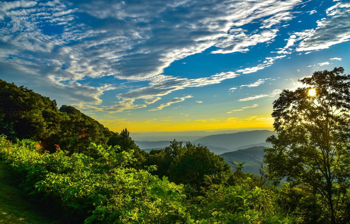 ByTheBayPhotos's tweet photo. Sunset over the Blue Ridge Mountains along the Blue Ridge Parkway.
#BlueRidge #BlueRidgeParkway #Virginia #Sunset https://t.co/FwcfHt5WSO