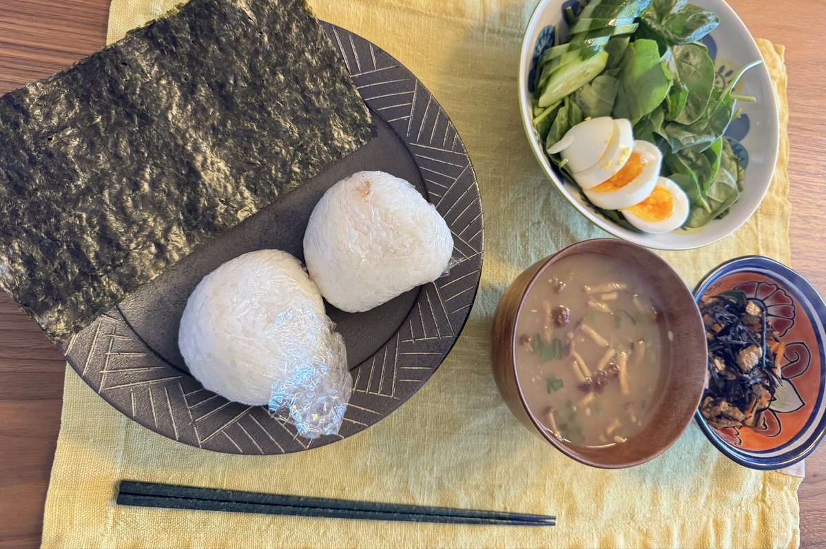 ldt_on's tweet photo. 本日の朝ご飯
#おにぎり　#なめこ味噌汁　#ひじき煮　#ほうれん草　#きゅうり　#ゆで卵　#homemade https://t.co/awAlDpgK1B