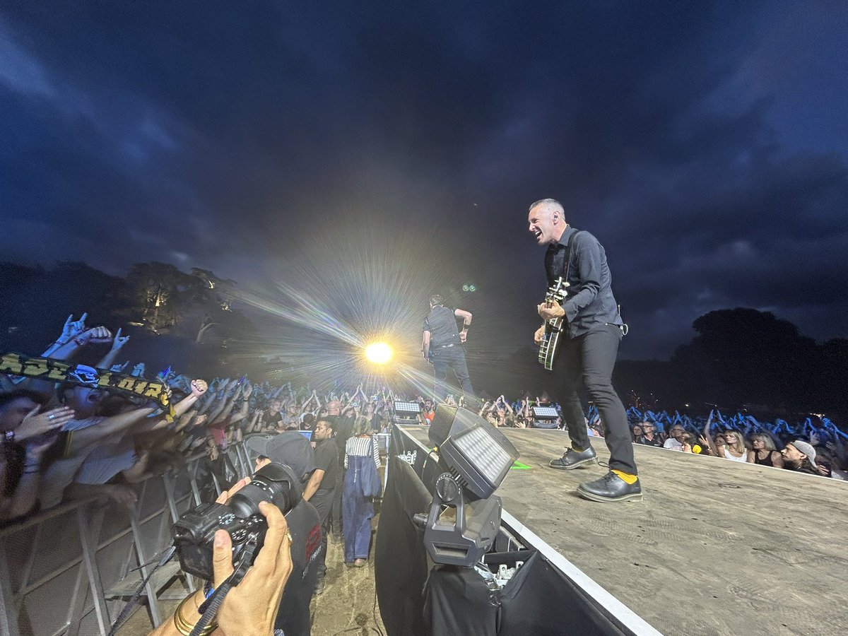 StephanePajot44's tweet photo. Avec le groupe Dropkick Murphys, le punk celtique a enflammé 🔥 la première Nuit de l’Erdre ce jeudi soir à Nort-sur-Erdre. Le public, conquis d’avance, a démarré au quart de tour dès l’arrivée des Americains qui mêlent punk et rock aux musiques traditionnelles irlandaises 🎸 https://t.co/4dCkAL9TMu