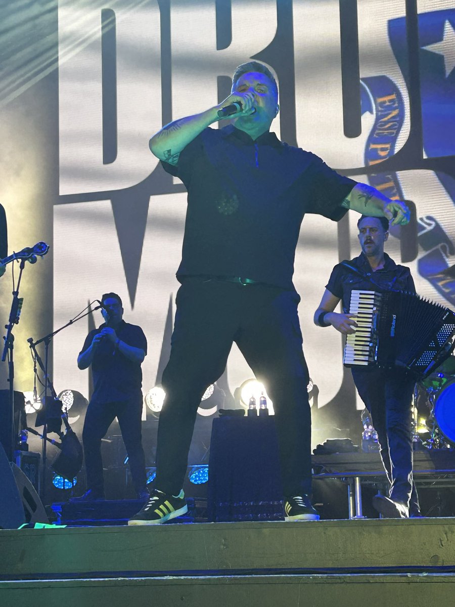 StephanePajot44's tweet photo. Avec le groupe Dropkick Murphys, le punk celtique a enflammé 🔥 la première Nuit de l’Erdre ce jeudi soir à Nort-sur-Erdre. Le public, conquis d’avance, a démarré au quart de tour dès l’arrivée des Americains qui mêlent punk et rock aux musiques traditionnelles irlandaises 🎸 https://t.co/4dCkAL9TMu