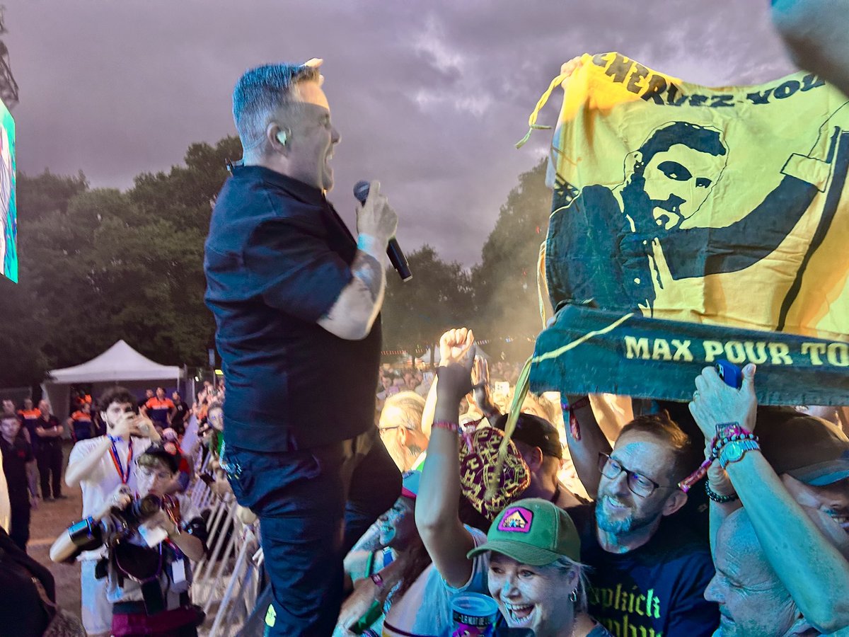 StephanePajot44's tweet photo. Avec le groupe Dropkick Murphys, le punk celtique a enflammé 🔥 la première Nuit de l’Erdre ce jeudi soir à Nort-sur-Erdre. Le public, conquis d’avance, a démarré au quart de tour dès l’arrivée des Americains qui mêlent punk et rock aux musiques traditionnelles irlandaises 🎸 https://t.co/4dCkAL9TMu