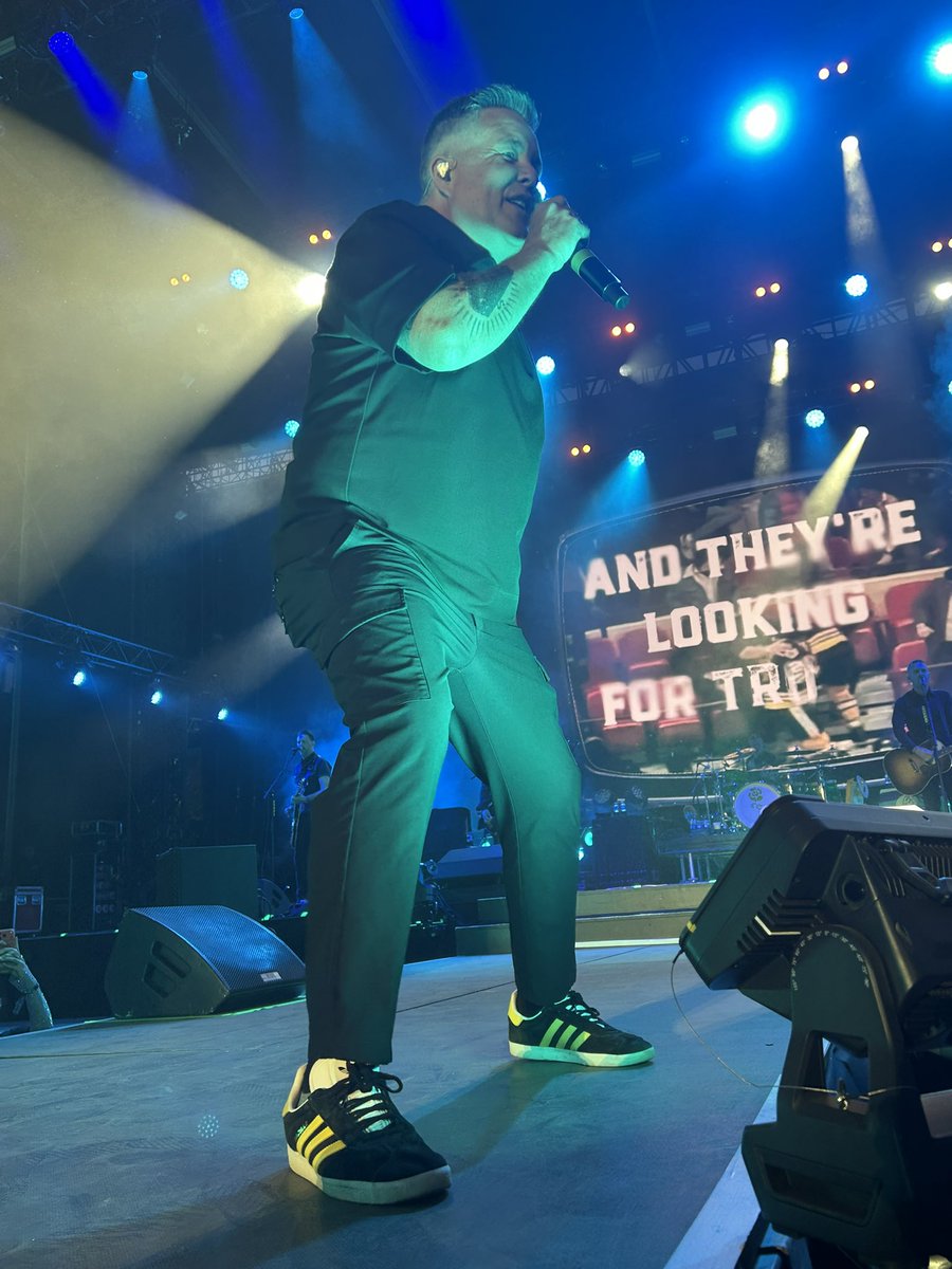 StephanePajot44's tweet photo. Avec le groupe Dropkick Murphys, le punk celtique a enflammé 🔥 la première Nuit de l’Erdre ce jeudi soir à Nort-sur-Erdre. Le public, conquis d’avance, a démarré au quart de tour dès l’arrivée des Americains qui mêlent punk et rock aux musiques traditionnelles irlandaises 🎸 https://t.co/4dCkAL9TMu