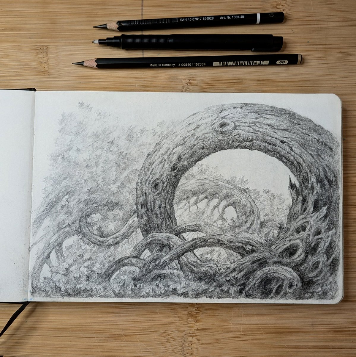 JJcanvas's tweet photo. A very swirly trer
Matt Pitt Graphite on A5 140mgs paper

#drawing #sketchbook #graphite https://t.co/RBkqWwCboA