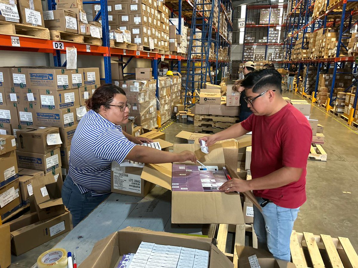 IBVeracruz's tweet photo. En el almacén estatal de medicamentos de #IMSSBienestar Veracruz, nuestro personal fortalece las labores de selección y empaque de medicamentos e insumos de curación para su distribución mediante las #RutasDeLaSalud. https://t.co/1bFuGn9jVk