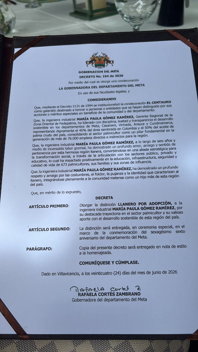 FedepalmaOrg's tweet photo. #OrgulloPalmero | Nos llena de orgullo felicitar a nuestra Gerente Regional de la #ZonaOriental, @MapiuGomez, por recibir la condecoración El Centauro, otorgada por la @GobMeta en el marco de los 66 años del departamento del Meta.

Este reconocimiento exalta su liderazgo, compromiso y aporte al desarrollo sostenible de los Llanos Orientales, impulsando el bienestar de 673 palmicultores y sus familias, y fortaleciendo un sector que genera más de 76.000 empleos en la región.

¡Un merecido homenaje a una trayectoria construida con disciplina, transparencia y amor por esta tierra! 👏🏽