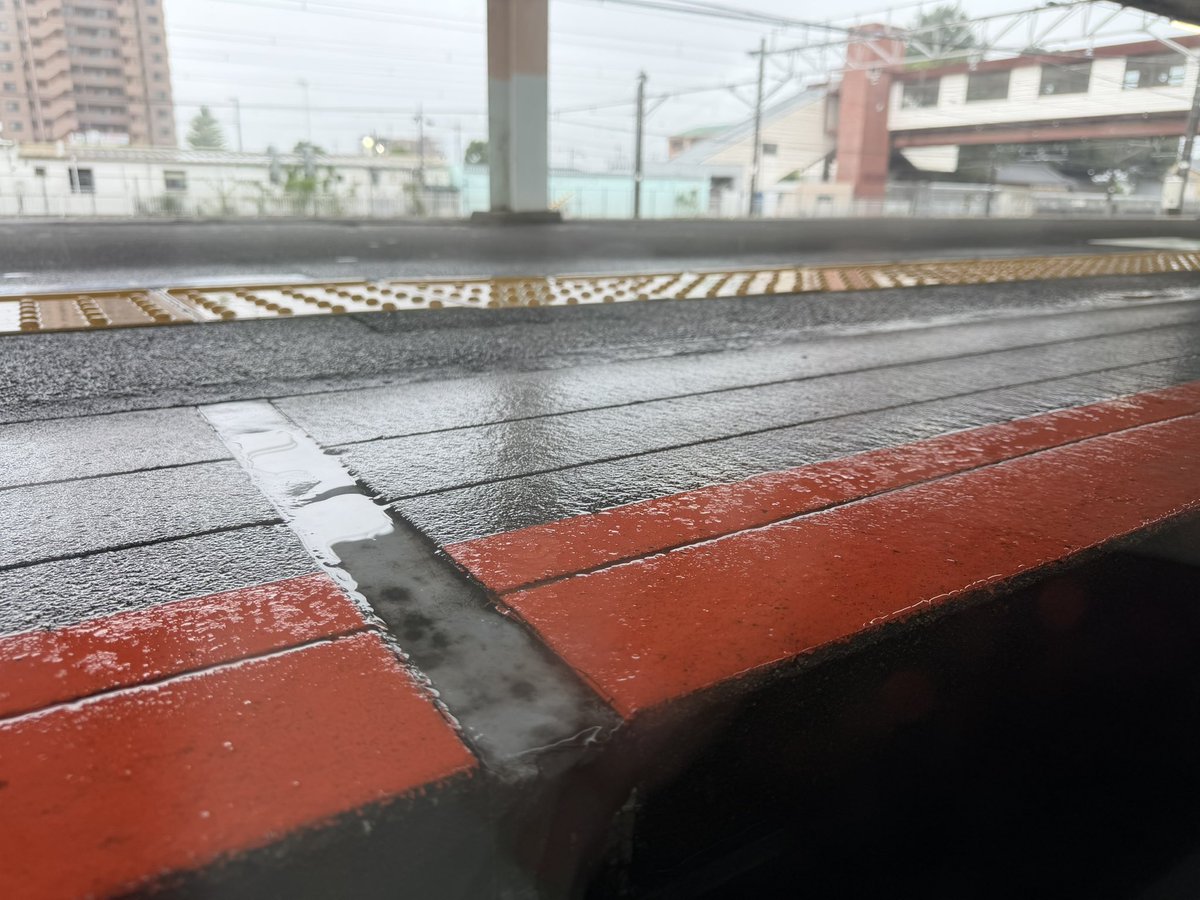 fujii7's tweet photo. 電車到着⇒駅ホーム放送「籠原駅上空、雨が降っております。傘のお忘れものにご注意ください」。 #高崎線 #いいと思います https://t.co/u5HxN1fYYA
