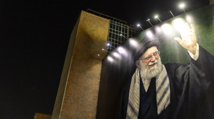 SoftWarNews's tweet photo. Daftar Negara yang Mengirimkan Delegasi ke Pemakaman Grand Ayatollah Khamenei

Lebih dari 30 negara mengirimkan delegasi resmi mereka, antara lain:

- Asia & Timur Tengah: Rusia, China, Pakistan, India, Turki, Irak, Oman, Qatar, Lebanon, Afghanistan, Bangladesh, Sri Lanka, Myanmar, Thailand. Malaysia.

- Kaukasus & Asia Tengah: Georgia, Armenia, Azerbaijan, Turkmenistan, Tajikistan, Kirgistan, Uzbekistan, Kazakhstan.

- Afrika: Mesir, Ghana, Kongo, Tunisia, Namibia, Gambia.

- Eropa & Amerika Latin: Serbia, Nikaragua, Kuba.