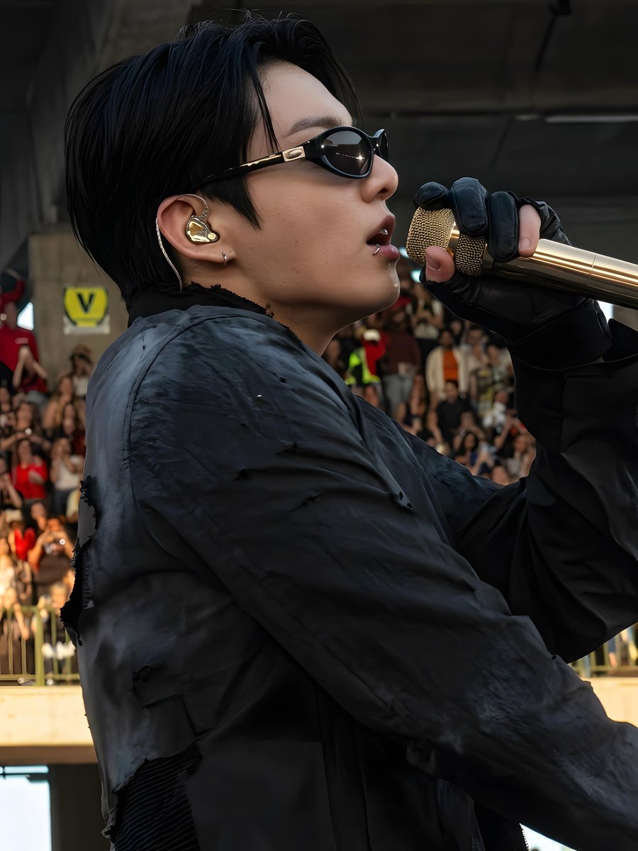 JEONKH_'s tweet photo. damn!!!! he's so attractive and breathtaking https://t.co/g2eYTDK165