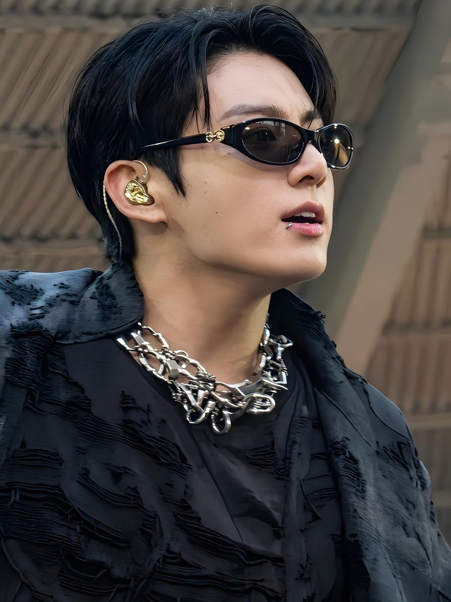 JEONKH_'s tweet photo. damn!!!! he's so attractive and breathtaking https://t.co/g2eYTDK165