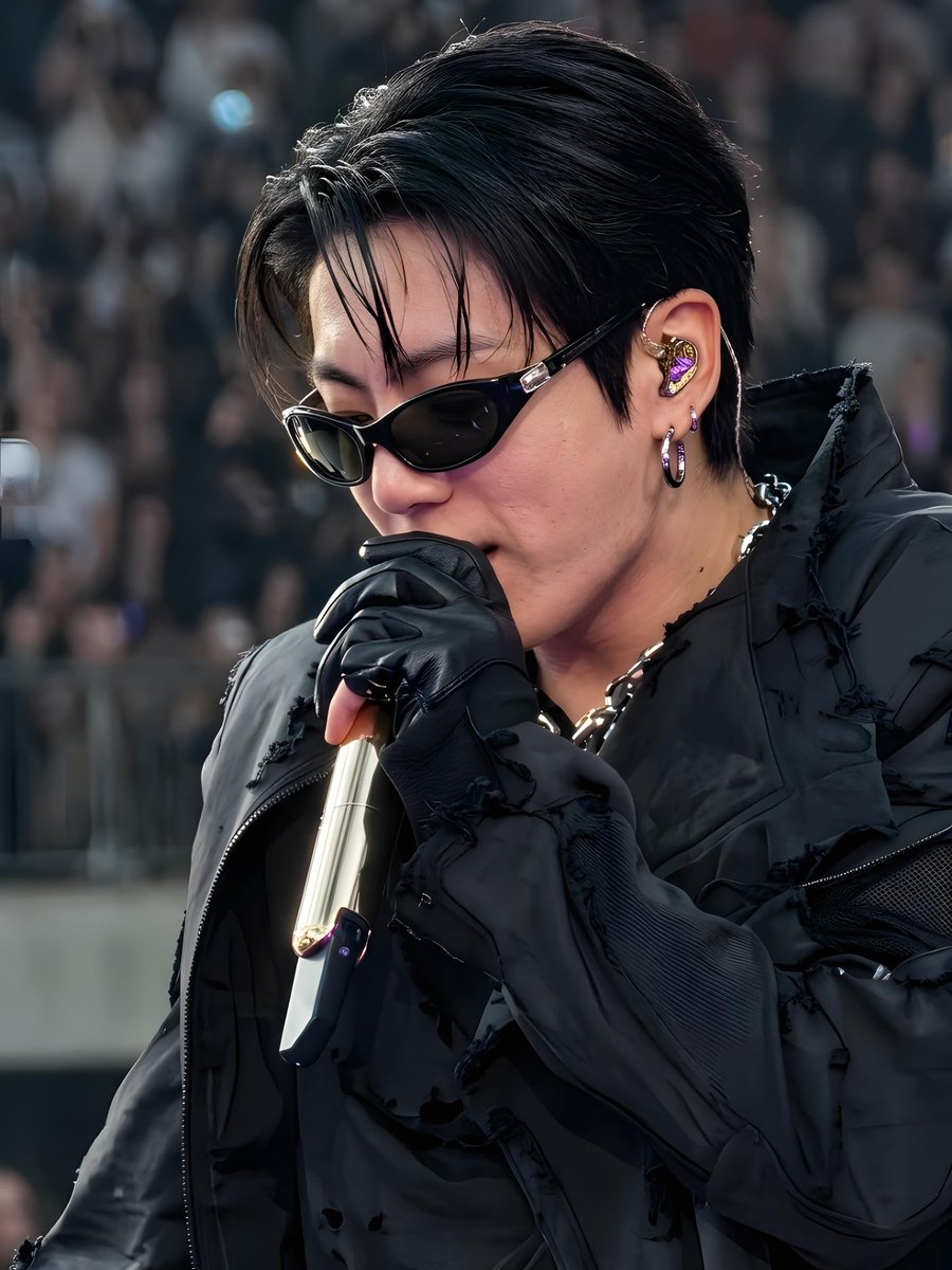 JEONKH_'s tweet photo. damn!!!! he's so attractive and breathtaking https://t.co/g2eYTDK165