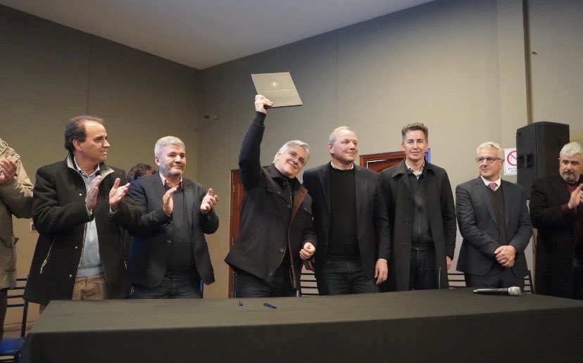 jmllamosas's tweet photo. ¡Más progreso para nuestra querida Capital Alterna! 🤝
Acompañé al gobernador @MartinLlaryora y al intendente @GuilleDeRivas en un anuncio histórico: la Provincia invertirá $25.000 millones para obras estratégicas en Río Cuarto. Trabajar unidos por nuestros vecinos es siempre el camino.
🚜 Pensando en las necesidades de nuestra gente, esta gran inversión provincial, sumada al aporte de hasta el 30% por parte del municipio, se transformará en mejoras concretas:
•✅ Av. Reforma Universitaria: Remodelación integral de 2,5 km (duplicación de calzada, nuevas veredas e iluminación).
•✅ Barrio Alberdi: Construcción del tan esperado nuevo Parque Urbano.
•✅ Calles de la ciudad: Un plan integral de repavimentación, reparación de calles, bacheo y nuevos frentes de cordón cuneta en distintos sectores.
📍 Compartimos este enorme paso junto a comerciantes e instituciones de Banda Norte. Además, durante la jornada, lel gobernador @MartinLlaryora  entregó aportes a distintas entidades de la ciudad para seguir acompañando su valiosa tarea social, educativa y comunitaria.
En tiempos difíciles, redoblamos el esfuerzo. En el marco de los 240 años de nuestra ciudad, seguimos tirando para adelante y haciendo obras que de verdad le sirvan a la gente para mejorar su calidad de vida.