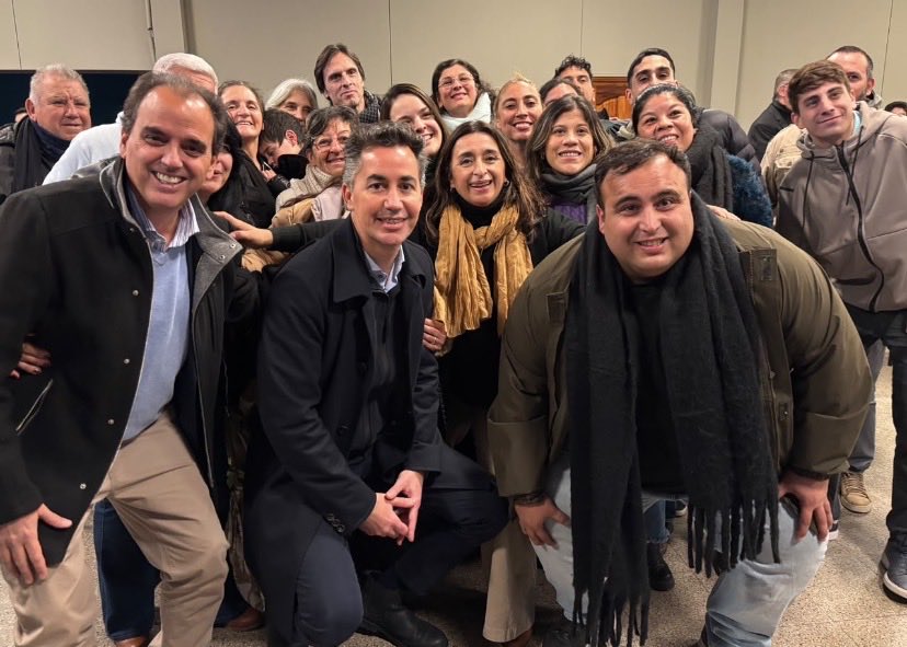 jmllamosas's tweet photo. ¡Más progreso para nuestra querida Capital Alterna! 🤝
Acompañé al gobernador @MartinLlaryora y al intendente @GuilleDeRivas en un anuncio histórico: la Provincia invertirá $25.000 millones para obras estratégicas en Río Cuarto. Trabajar unidos por nuestros vecinos es siempre el camino.
🚜 Pensando en las necesidades de nuestra gente, esta gran inversión provincial, sumada al aporte de hasta el 30% por parte del municipio, se transformará en mejoras concretas:
•✅ Av. Reforma Universitaria: Remodelación integral de 2,5 km (duplicación de calzada, nuevas veredas e iluminación).
•✅ Barrio Alberdi: Construcción del tan esperado nuevo Parque Urbano.
•✅ Calles de la ciudad: Un plan integral de repavimentación, reparación de calles, bacheo y nuevos frentes de cordón cuneta en distintos sectores.
📍 Compartimos este enorme paso junto a comerciantes e instituciones de Banda Norte. Además, durante la jornada, lel gobernador @MartinLlaryora  entregó aportes a distintas entidades de la ciudad para seguir acompañando su valiosa tarea social, educativa y comunitaria.
En tiempos difíciles, redoblamos el esfuerzo. En el marco de los 240 años de nuestra ciudad, seguimos tirando para adelante y haciendo obras que de verdad le sirvan a la gente para mejorar su calidad de vida.