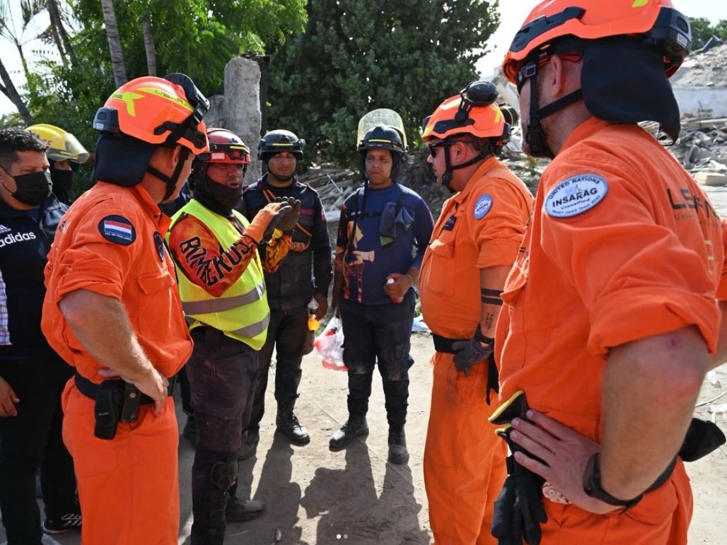 fabiandicosta's tweet photo. 🚨 COMIENZA EL REPLIEGUE | Equipos internacionales de rescate finalizan sus misiones en Venezuela.

España, Italia y  Países Bajos ya anunciaron el fin de sus misiones de búsqueda y rescate tras varios días de trabajo ininterrumpido

🇪🇸 España — Bomberos para el Mundo
 “Hemos estado tres días consecutivos descansando apenas dos o tres horas y, desgraciadamente, no hemos encontrado ninguna persona con vida”. También dijeron: “Encontramos muchos huecos de vida, aunque no hemos logrado salvar ninguna vida”. 

✍️ https://t.co/rYppc4WTBN

🇮🇹 Italia — Vigili del Fuoco
 Informaron que su misión duró cinco días, con 41 bomberos y 25 unidades USAR trabajando “sin descanso” entre los escombros. También señalaron que una réplica de magnitud 5,1 “cerró toda esperanza” en una operación donde intentaban salvar a una madre y sus hijos. 

✍️ https://t.co/jJpBdrTBTI

🇳🇱 Países Bajos — USAR Nederland
 “La posibilidad de que ahora encontremos personas con vida es muy, muy pequeña”.

“Nos gustaría seguir el mayor tiempo posible, pero las autoridades locales pasan a otra fase y cada vez es menos fácil hacer nuestro trabajo”. 

✍️ https://t.co/2HWv0wjEG8