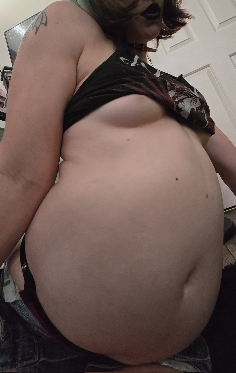 Gwen_InTheGrave's tweet photo. Jamming out &amp; filling out >.< https://t.co/1AVn3ve7MY