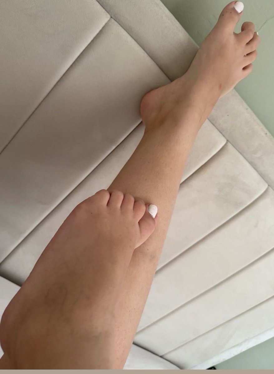 Steppiggies's tweet photo. My piggies are in need of a little sub to clean them who wants first https://t.co/0qUBKFobWe