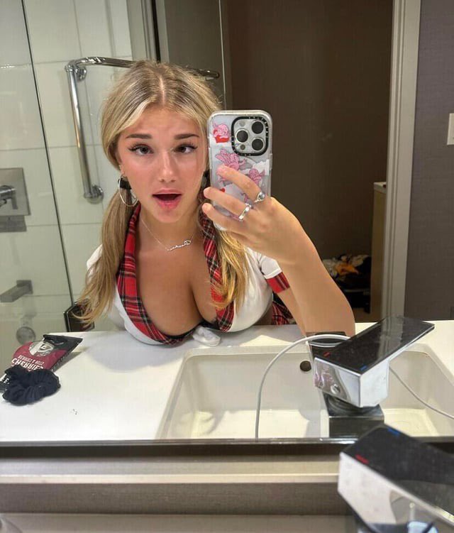 GoonAddictBops's tweet photo. fuck i forgot how goated breckie is… who wants a feed of her? https://t.co/snfaRa8VOJ