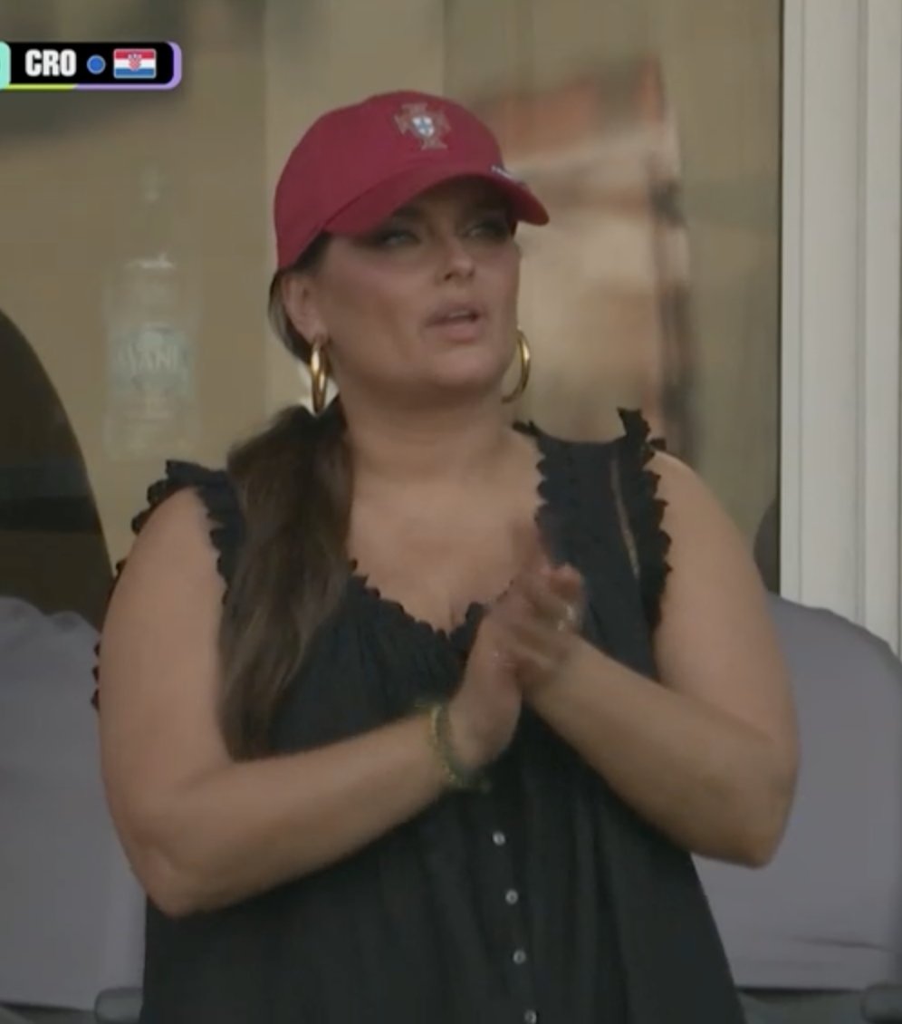 ofootball__'s tweet photo. Only true 2000s kids will recognize the absolute legend supporting Portugal in Toronto today. 🇵🇹✨ https://t.co/3ojKcoaPIs