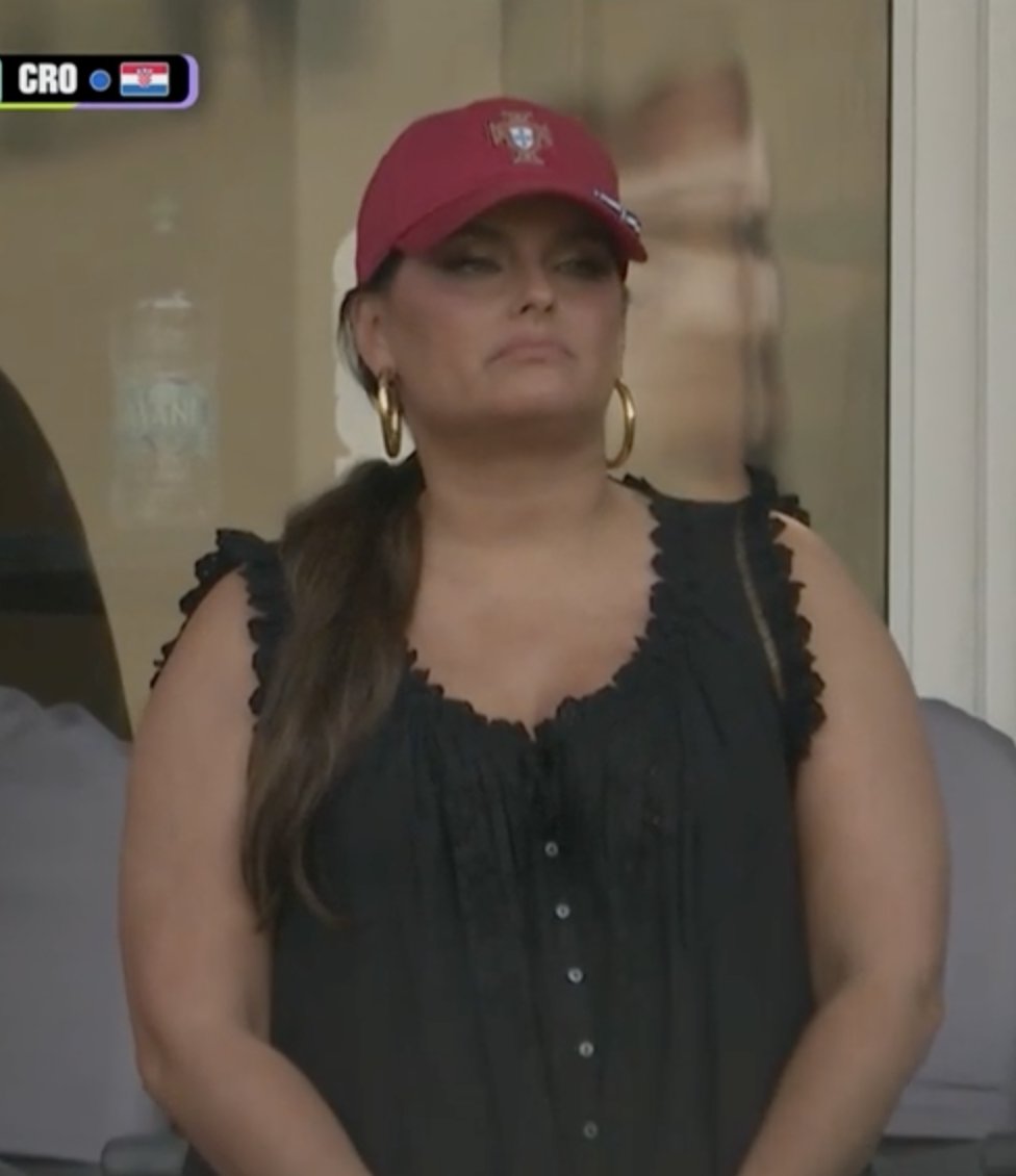 ofootball__'s tweet photo. Only true 2000s kids will recognize the absolute legend supporting Portugal in Toronto today. 🇵🇹✨ https://t.co/3ojKcoaPIs