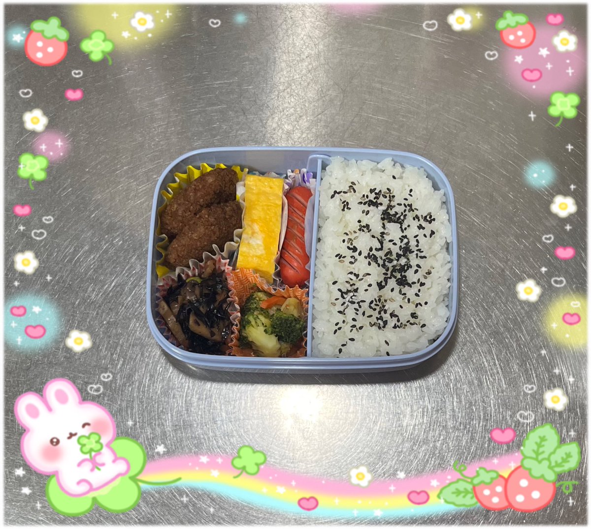 kuronanacocoa's tweet photo. おはようございます☁️.°
「明日は仕事行く前に寄るからお弁当作って欲しい」と昨夜娘からLINEがきたので、今日は3人分のお弁当作りました
(*^^*)
写真はみんな同じだから息子のだけだけどw

ꕤ本日の息子の(旦那と娘も同じ)お弁当ꕤ

 #お弁当
 #お弁当作り
 #お弁当記録
 #料理好きな人と繫がりたい https://t.co/LBnOUjCHun