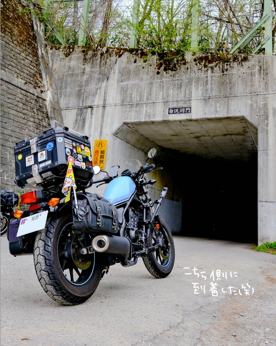 46kuma37's tweet photo. 319話🐻🐻‍❄️🦝
白馬村のツーリング〜🥰

どこを通っても素晴らしい景色ですが
『白沢洞門』はやっぱり通りたい🏍️💨
そして写真も撮りたい����✨

楽しみにしてた撮影スポットのひとつ‼️
ワクワクして向かいましたが
思ったよりもくねくね道で・・・
チョット大変でした😭😭😭

そして、着いたら
思ってたのと逆の方に
辿り着きました🤣🤣🤣

そして・・・
白馬駅あたりで熊が出没したり
天神坂という場所で
水鏡の風景撮れるという投稿見て
行ったけど、田んぼの水がなかったり
行き当たりばったりの日でした🤣🤣🤣

旅の醍醐味ですね〜☺️🏍️✨

#なんの役にも立たないバイク漫画 #バイク漫画 #白馬村ツーリング #白沢洞門