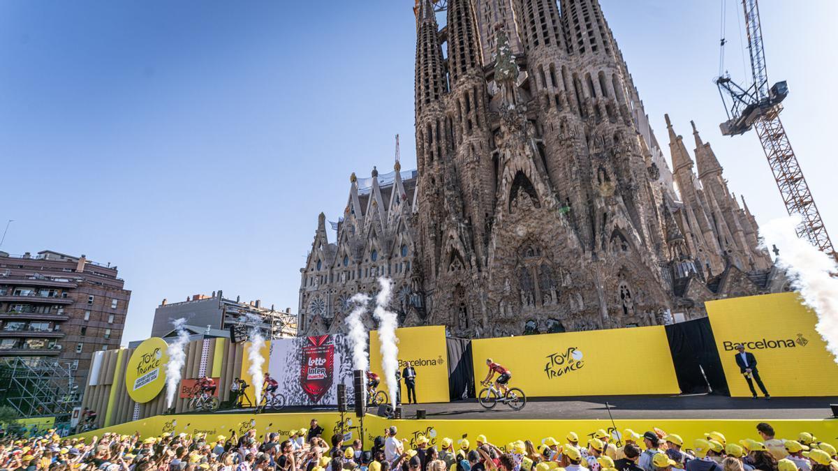 SER_Andorra's tweet photo. 🎙️ Dijous a l'#AquíEsports amb @CarlesRosell_

🔥 S'obre el mercat de fitxatges de l'FC Andorra

🪪 El Morabanc engega la campanya d'abonats
🚴 La sortida del Tour des de Barcelona amb @AngelEdoAlsina

🏍️ 📞  Xavi Cardelús es retira

🔊 Recupera-ho aquí 👉 https://t.co/yN532Qfki9 https://t.co/Jyq3jL27iP