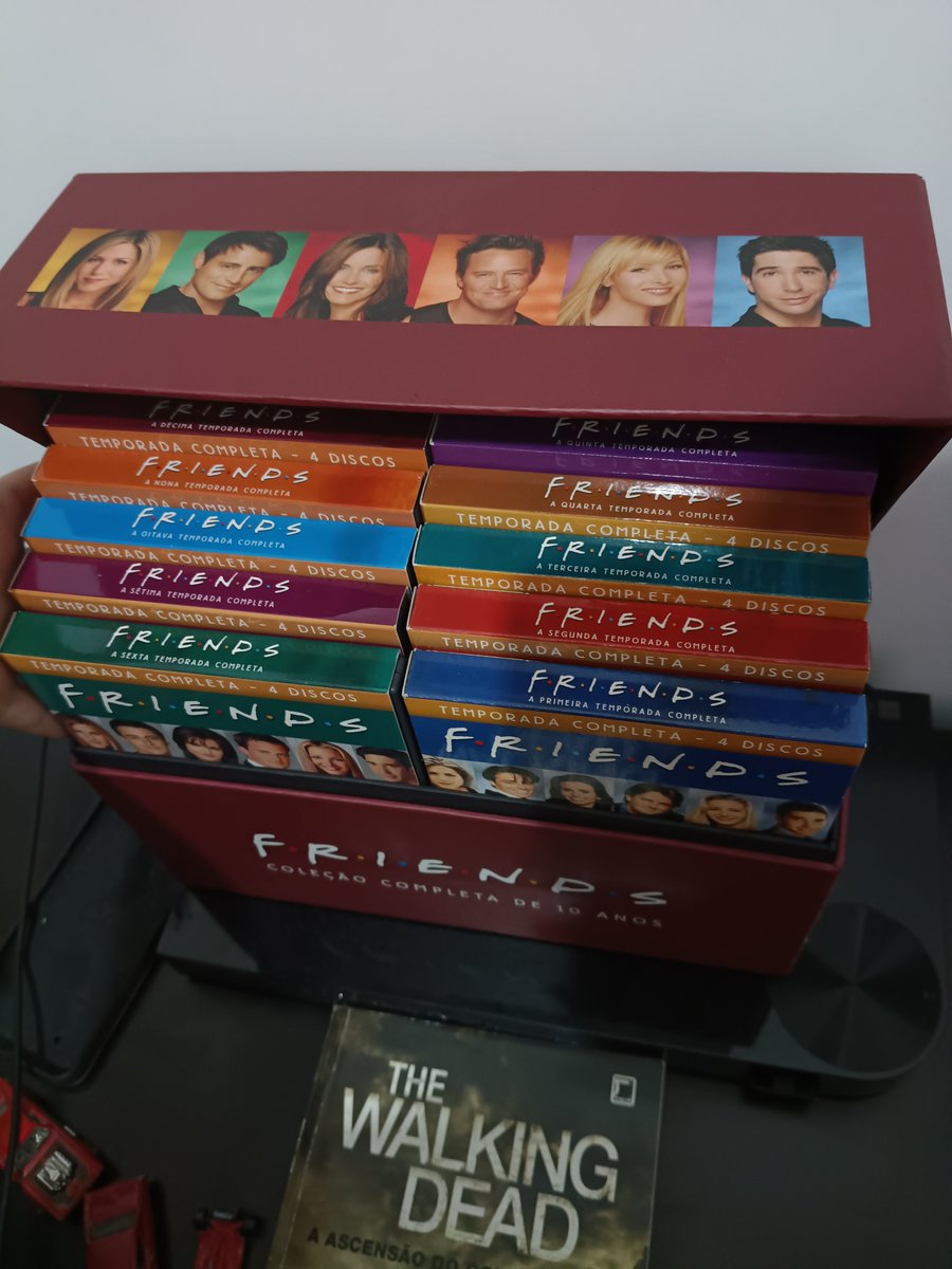 sweet_lo0pes's tweet photo. Lançamento de Friends na Netflix enquanto eu ainda tenho que terminar de assistir os DVD's (já assisti todas as temporadas mais de uma vez, só não pelo DVD's ainda) https://t.co/NYQhzwmj0u