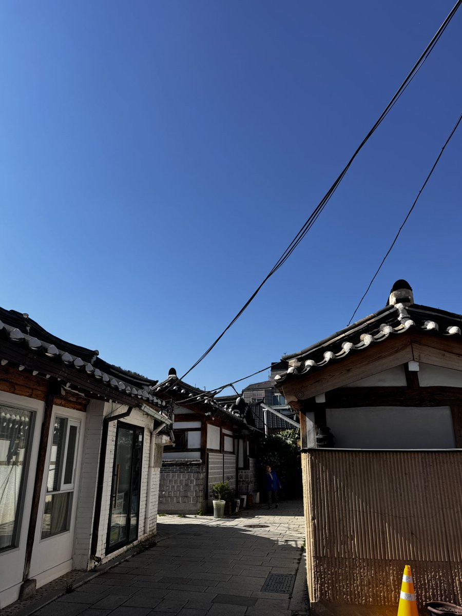 chobo_shutter's tweet photo. A hanok hiding between the high-rises.

📱 by chobo
#Korea #Seoul #Hanok #HiddenSeoul https://t.co/nMCKB1JvDp