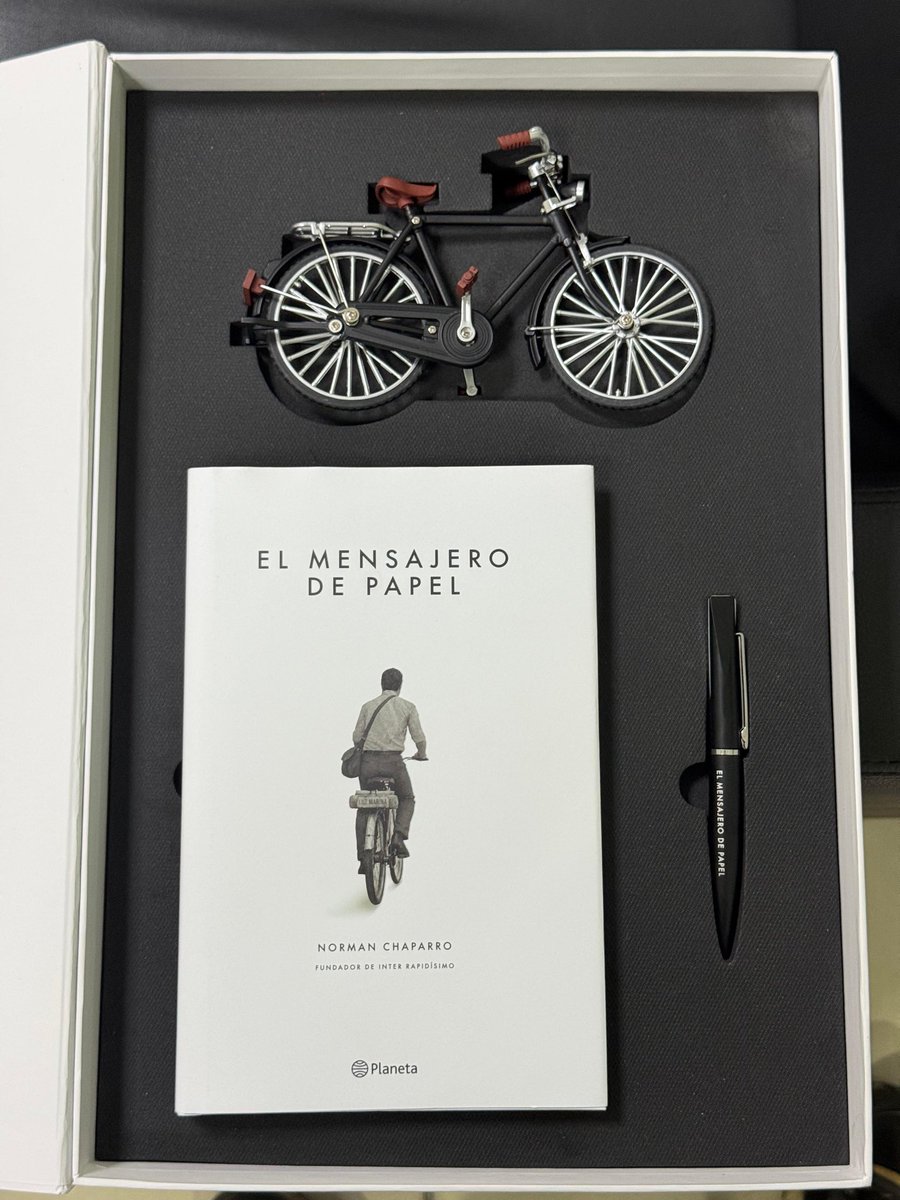 RafaelaCortesZ's tweet photo. Recibo con profunda gratitud este valioso regalo de Norman Chaparro y, sobre todo, sus generosas palabras.

*El Mensajero de Papel* es mucho más que una autobiografía. Es el testimonio de una vida construida con trabajo honesto, disciplina, perseverancia y vocación de servicio; la historia de un hombre que comenzó haciendo mandados en una bicicleta y terminó conectando a todo un país sin olvidar nunca sus raíces llaneras.

Que un empresario de su trayectoria, fundador de Inter Rapidísimo y orgullo del Meta, me dedique estas palabras tiene para mí un significado muy especial.

Gracias, Norman, por este gesto que recibo con el corazón. Mi admiración para usted, para su familia y para toda la gran familia de Inter Rapidísimo. Su historia inspira y demuestra que el verdadero liderazgo siempre nace del servicio a los demás. @Interrapidisimo