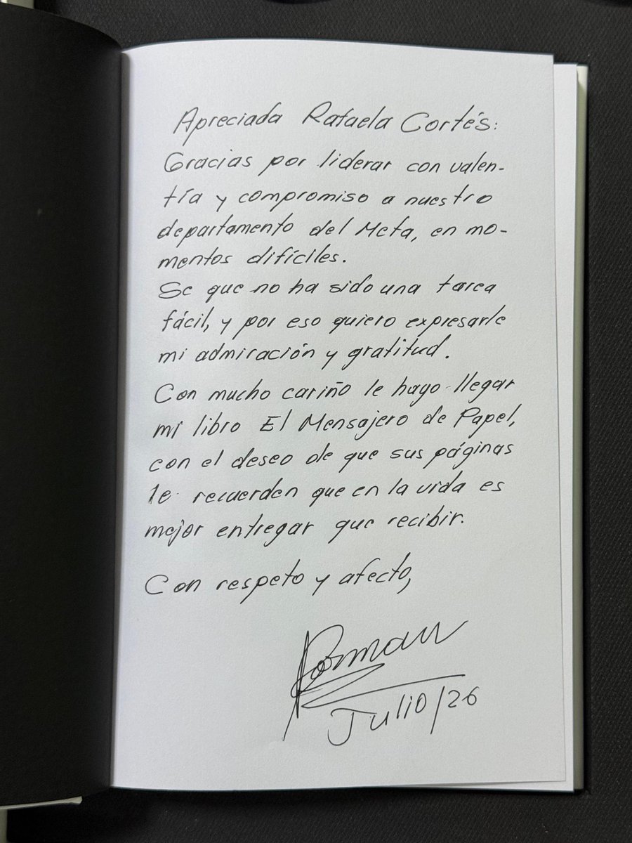 RafaelaCortesZ's tweet photo. Recibo con profunda gratitud este valioso regalo de Norman Chaparro y, sobre todo, sus generosas palabras.

*El Mensajero de Papel* es mucho más que una autobiografía. Es el testimonio de una vida construida con trabajo honesto, disciplina, perseverancia y vocación de servicio; la historia de un hombre que comenzó haciendo mandados en una bicicleta y terminó conectando a todo un país sin olvidar nunca sus raíces llaneras.

Que un empresario de su trayectoria, fundador de Inter Rapidísimo y orgullo del Meta, me dedique estas palabras tiene para mí un significado muy especial.

Gracias, Norman, por este gesto que recibo con el corazón. Mi admiración para usted, para su familia y para toda la gran familia de Inter Rapidísimo. Su historia inspira y demuestra que el verdadero liderazgo siempre nace del servicio a los demás. @Interrapidisimo