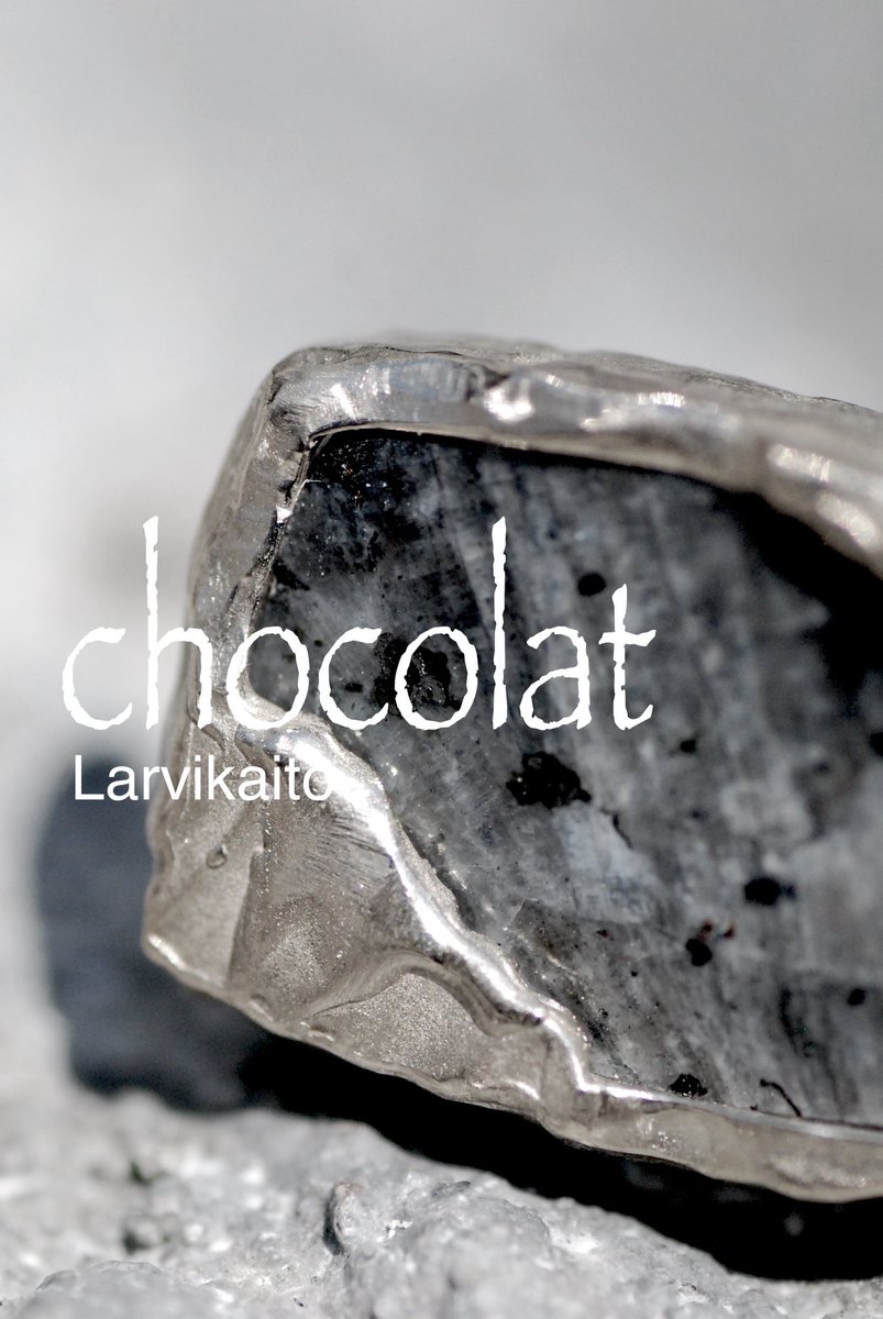 xx_moixx's tweet photo. 【 chocolat 】× Larvikaito

一見すると落ち着いたグレーの結晶

けれど光が触れた瞬���
青く揺らめくシラーが現れる。
ラルビカイトだけが見せてくれる
静かで奥深い輝き

その魅力を引き立てるように
結晶へそっと流れるゴールド https://t.co/7D6mogLcGH