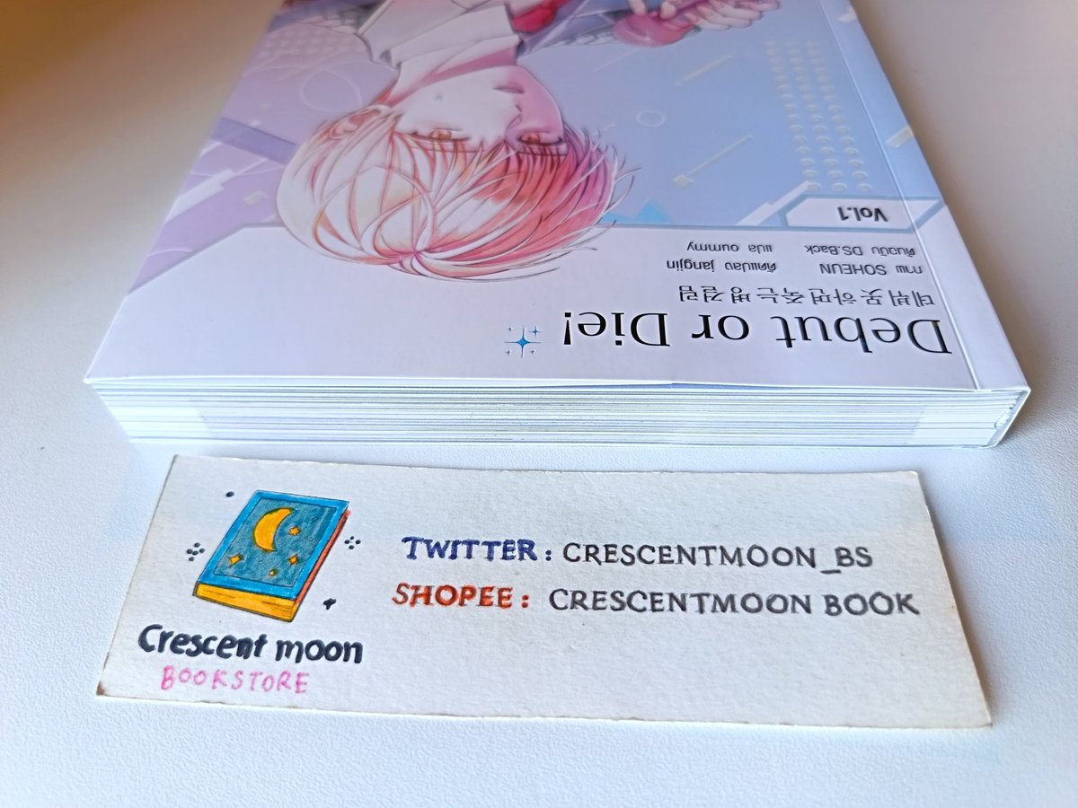 crescentmoon_bs's tweet photo. [พร้อมส่ง 📚] 
#debutordie 
📚 ฉบับการ์ตูน 4 สีทั้งเล่ม
📚 หนังสือนอกซีล ใส่ซองแก้ว
ที่คั่น + โปสการ์ดครบ *ไม่มีตำหนิ*
🌟 ราคา 260 THB
📚 ส่งฟรีส่งเอกชน
หรือสั่งทางชป 📙 https://t.co/SVIIDvCZM0

สนใจสั่งซื้อทาง DM ❤️ รบกวนกดเฟบ/ฟอล ก่อนทักจะแจ้งเตือนเร็วขึ้น 🙇
#เดบิวต์ออร์ดาย https://t.co/cThcP1yiCd