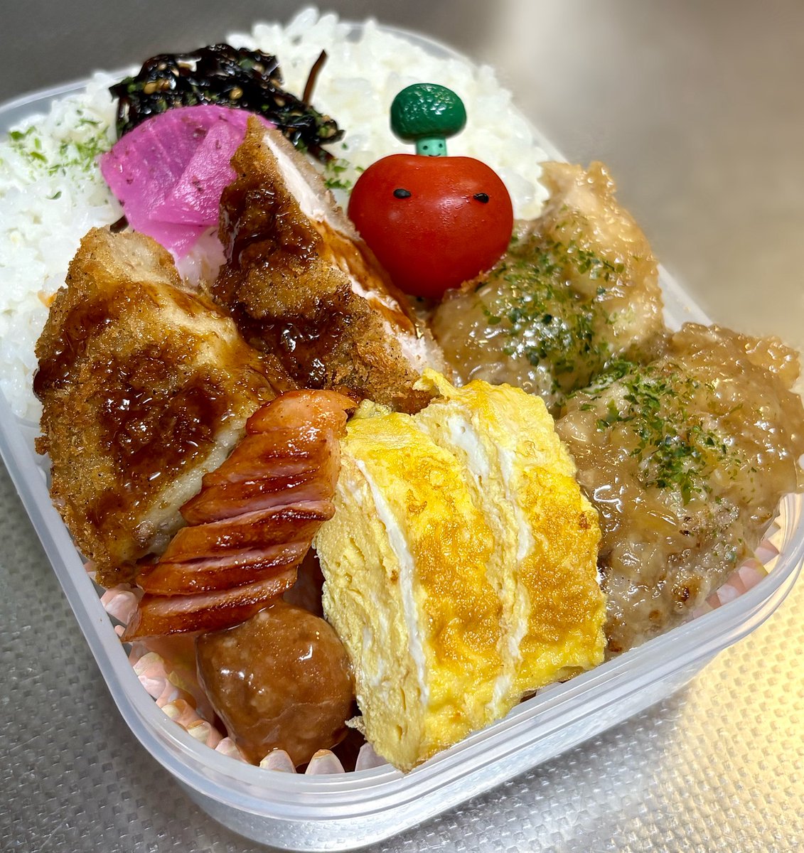 chanaaya's tweet photo. ˙ᵕ˙ )꜆🍱
夫の #お弁当 
香味醤油チキンソテーと
ポテコロ弁当です🍅🥦︎ https://t.co/UPSlCqkppx