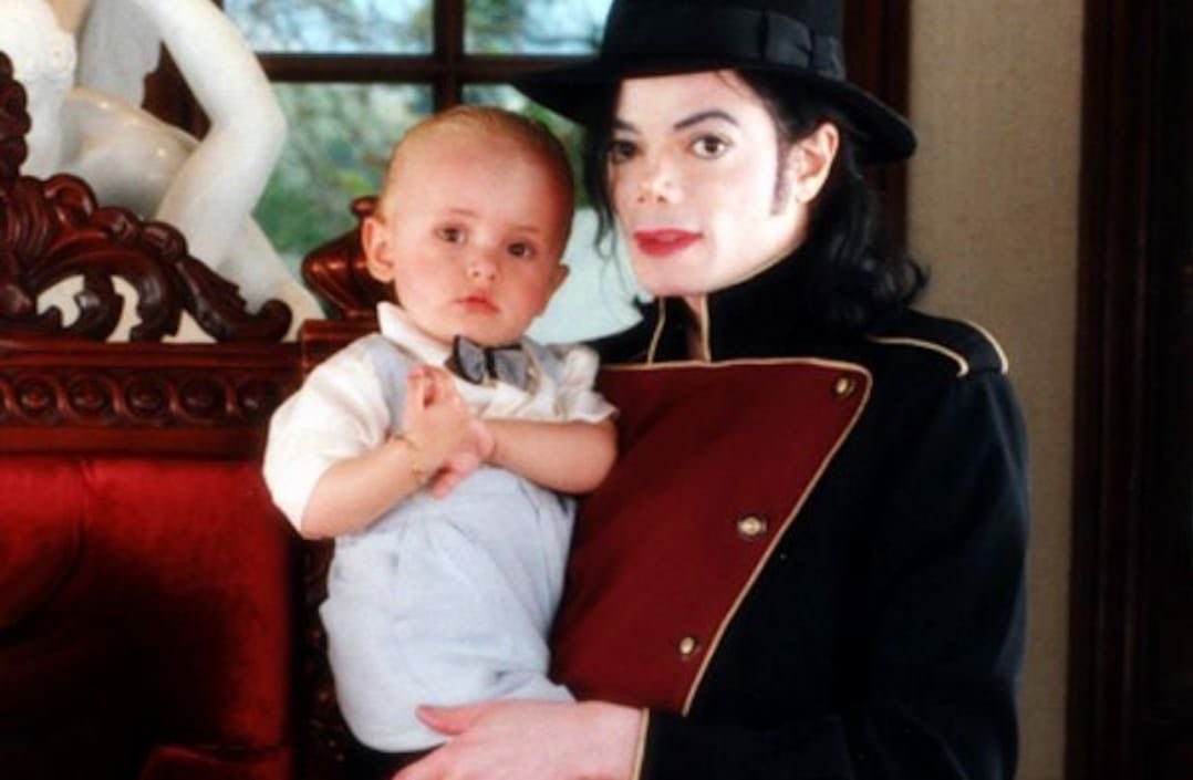 ataldabillie's tweet photo. O Prince contando que o Michael colocou ele pra assistir thriller aí qnd anoiteceu falou pro garoto que tudo no clipe era real e que era noite de lua cheia aí começou a fingir que tava se transformando e o prince saiu correndo chorando. 

IB: @mjangeI https://t.co/gndowQPZl6