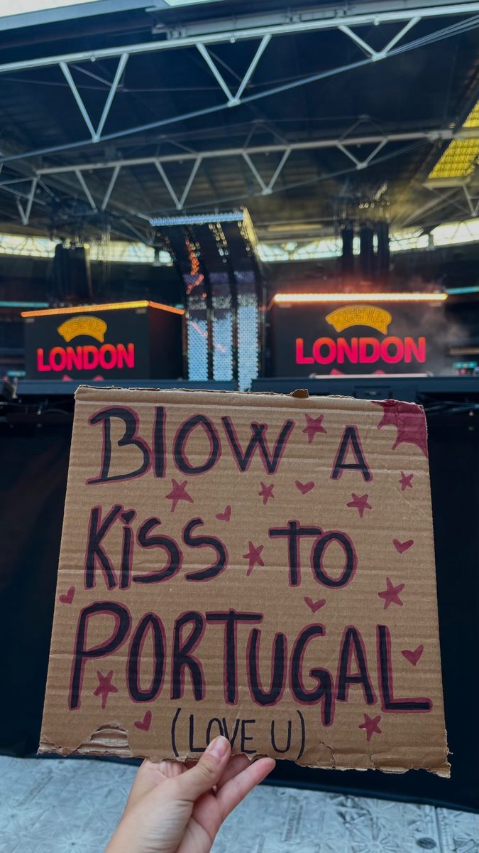 TheHSPortugal's tweet photo. #TogetherTogetherLondonN10 I Harry a mandar um beijinho para Portugal no último concerto! 💋😚🇵🇹

via: beatrizmartinho__ https://t.co/Rh6ZXotBOP