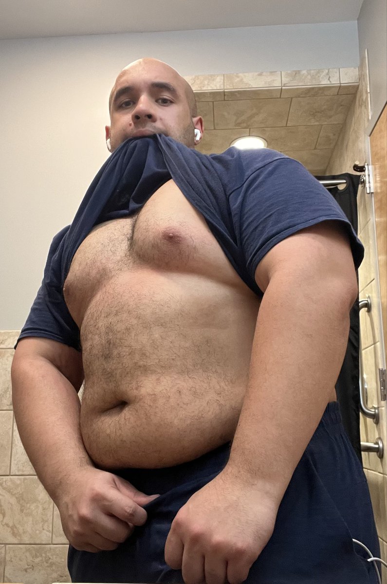 CanisGreen's tweet photo. Gym chain I workout at got a location out here 

Got an upper body workout in before hitting the waterfront :3 https://t.co/OhumYbR8TM
