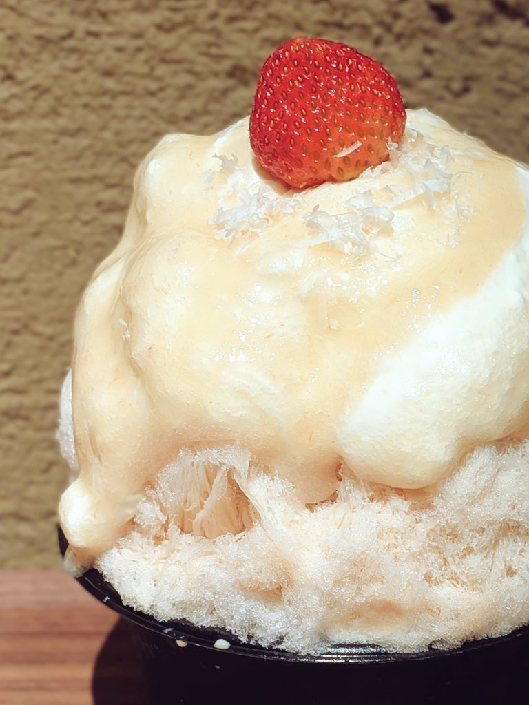 ToreySora's tweet photo. 桃を頼んだはずなのに、てっぺんに苺🍓で、びっくりしたよ😝
白桃アールグレイフロマージュ(確かそんな名前😅）
チーズクリームが濃厚で、氷はアールグレイ風味で、中にはシナモンのクランブルとホイップクリーム？がたっぷりで、、、
もはやケーキなのでは？

…次は桃🍑三昧かな🤔
#ひみつ堂🙊 https://t.co/f4RsAkiOZB