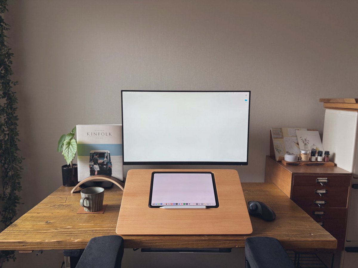 maakbo's tweet photo. トークするデスク #desksetup #iPad https://t.co/5qBoELDz01