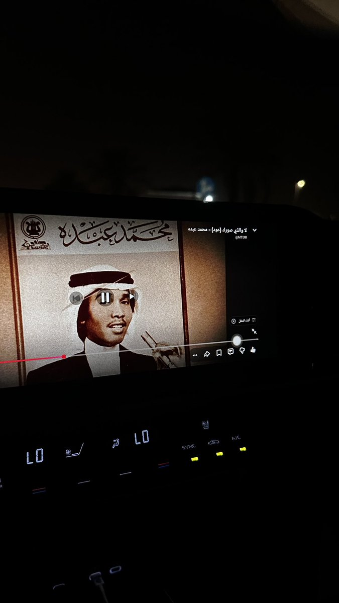 rrvu1_'s tweet photo. اتركيني بين الأحلام؟ أنا أحب الخيال
الخيال أحلى من الواقع .. الواقع مرير !

همي اللي كل ماقفيت ناداني تعال
و الله ليقعد ينادي اليا اليوم الكبير

هارب من أغلال صوته و أطارد لي غزال
و رافعٍ صوت أبو نوره محمد للأخير :)

متعمق في حكاية هوى مدري هبال
ماطرت حتى على بال ويليام شكسبير

عايش على أمنيه لا تصير و لا تقال
بس ميت عشق ميت حزن ميت ضمير

جيت أقاتل ؟ و انقتلت أول أيام القتال
دايم أول ثوره تثور ف الراس الكبير
- فهد قطنان