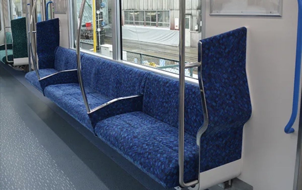 tamika47488's tweet photo. 電車の角席座ってる時持たれてくる人本当嫌。だから電車の席これにして欲しい。 https://t.co/31TsXobRGP