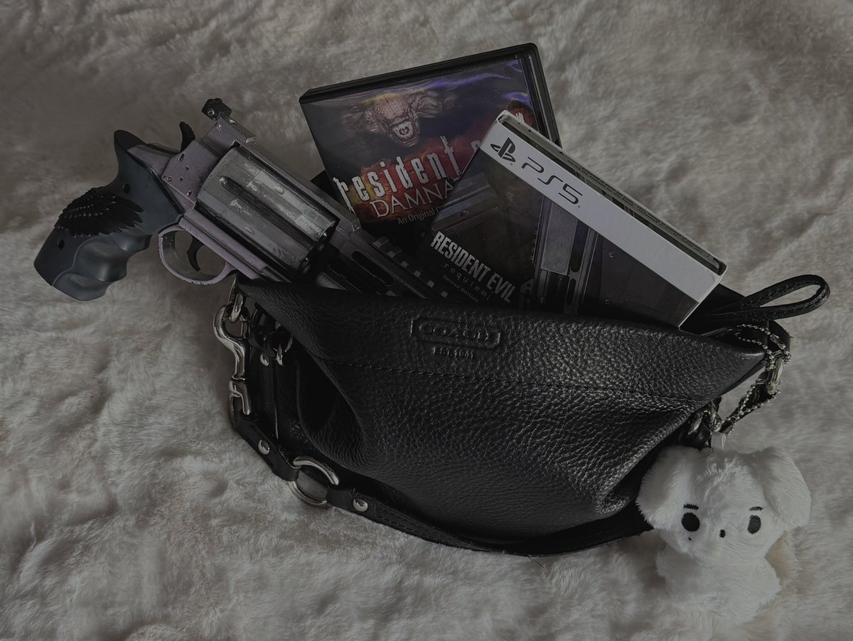 livmrvl's tweet photo. what’s in my bag! https://t.co/m49eCWRV4v