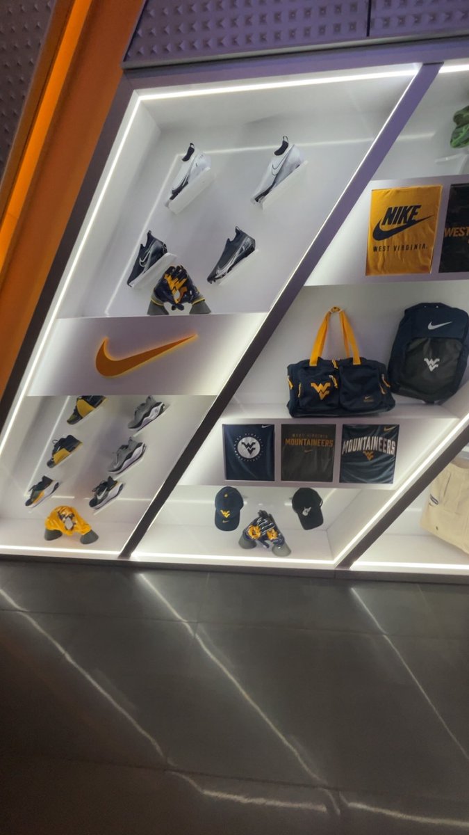 Ryan1Gibbs's tweet photo. HAD A GREAT TIME VISITING @WVUfootball AND GETTING TO SEE WHAT THE CULTURE WAS LIKE IM EXCITED TO COME BACK FOR A GAMEDAY!!! 
@WVUFBRecruiting @GamedayWVU @RealCoachRod @CoachRyanNehlen @ChanceTrickett @ChuckLillie @_thehannahb @THE_OhioPlayers @TerryRollins72 @PrepRedzoneWV https://t.co/WCSnLXiZrw