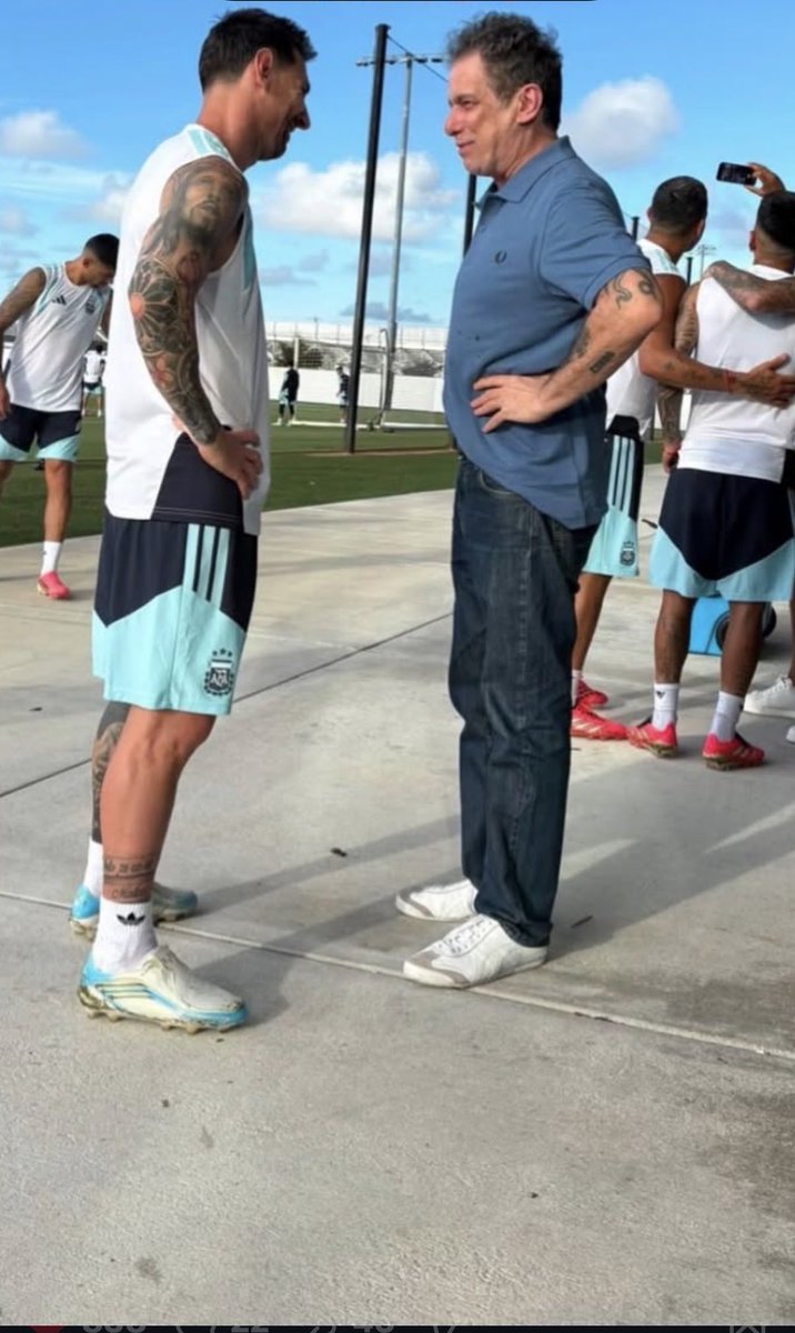 la_parabellum's tweet photo. Lionel 🐐 &amp; Andres 🐟 

Permite que me saque el sombrero para saludarte, libertad..
🇦🇷 https://t.co/6QtFz5RmIM