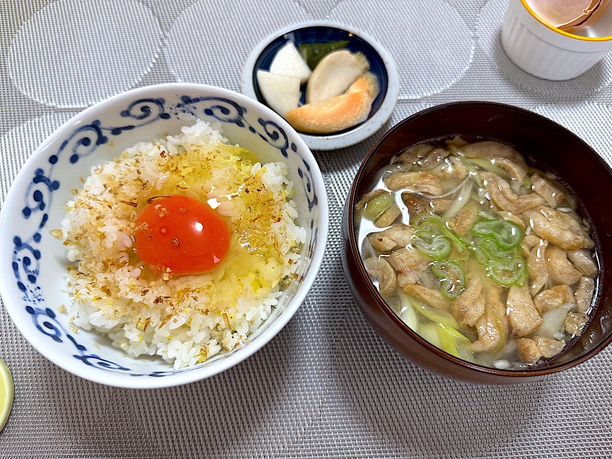 morimi32's tweet photo. おはよう卵かけごはーん♪
お味噌汁にもオススメとあった肉かすを主役にネギと茗荷を入れたお味噌汁食べてみたら…
うまぁぁ〜(*ﾟ▽ﾟ*)💕
美味しい卵の卵かけごはんにちょこっと野菜は水キムチ盛り合わせ https://t.co/XoEtyngAIu