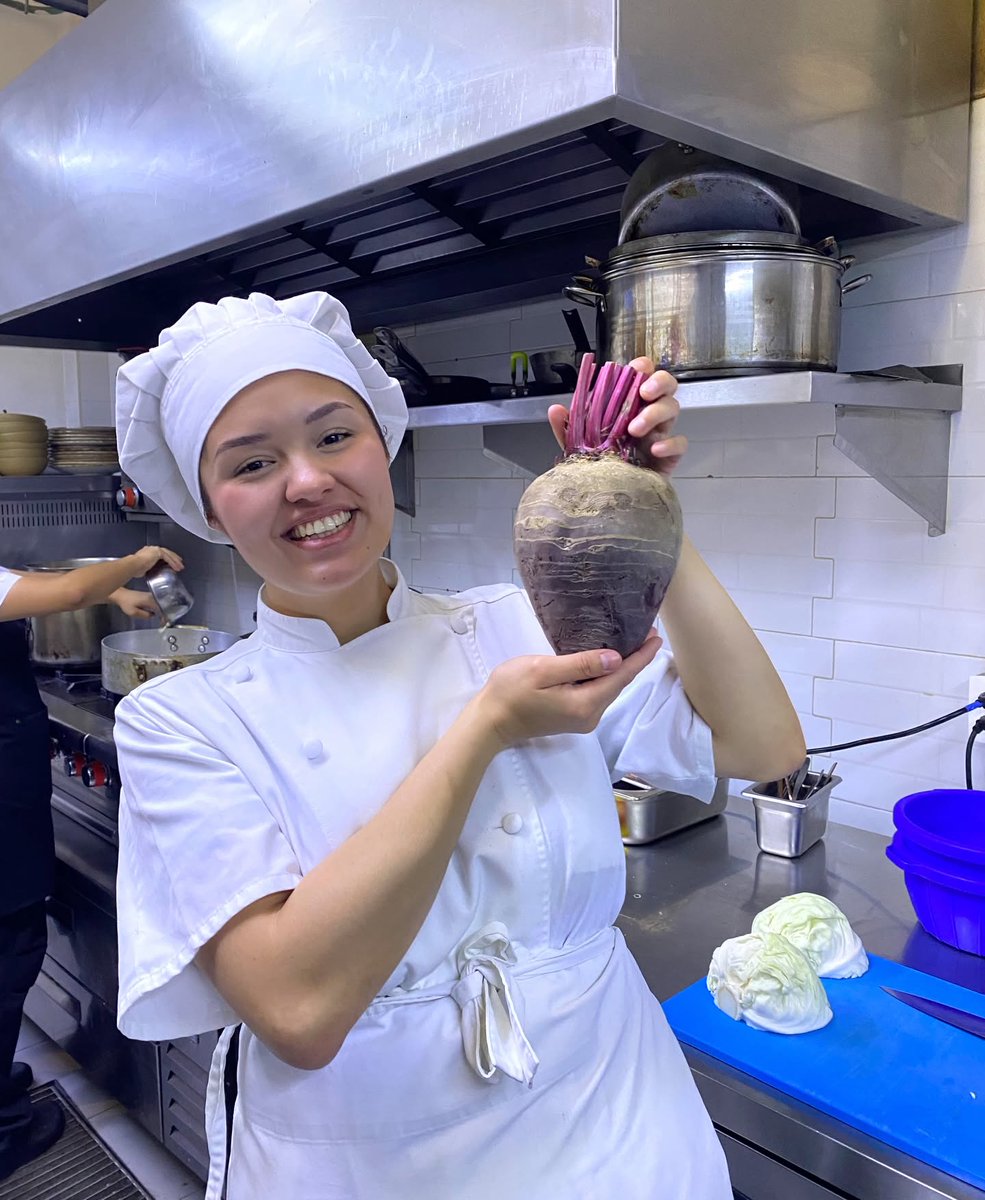 UFMedu's tweet photo. Las experiencias internacionales permiten a nuestros estudiantes sumergirse en entornos profesionales reales, conocer nuevas culturas y aprender de expertos. Nuestra alumni Pamela, realizó sus prácticas en una reconocida pastelería en México. 
Visita https://t.co/6YfbmaOZgN
#ufm https://t.co/0xu8uJZhXA